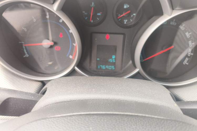 Used Chevrolet Cruze 2013 1.6L SE MT Odometer Close Up