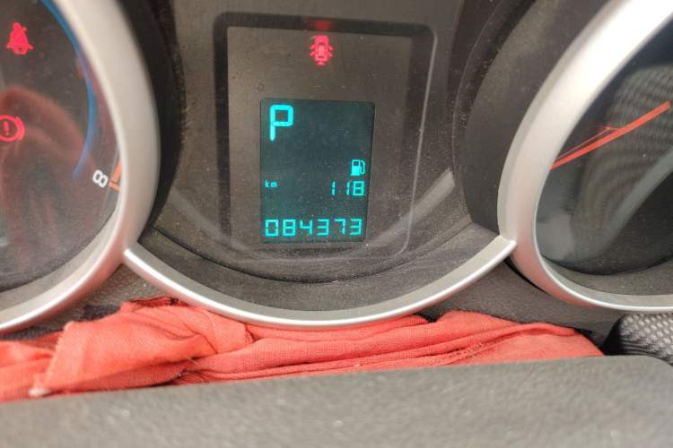 Used Chevrolet Cruze 2013 1.6L SE AT Odometer Close Up
