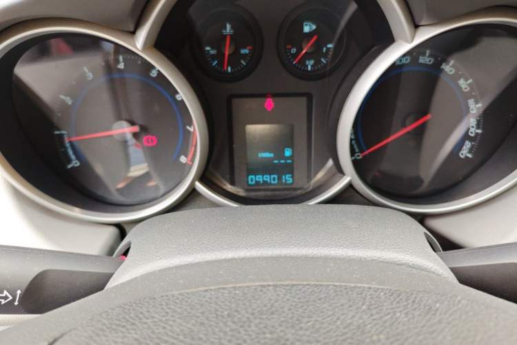 Used Chevrolet Cruze 2013 1.6L SL MT Odometer Close Up