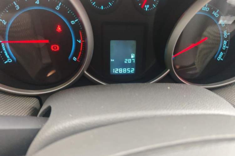 Used Chevrolet Cruze 2013 1.6L SE MT Odometer Close Up