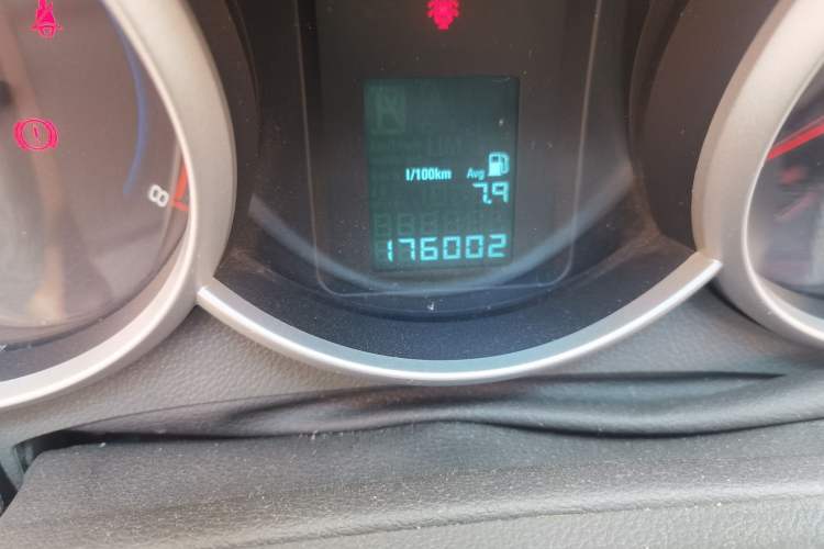 Used Chevrolet Cruze 2013 1.6L SE MT Odometer Close Up
