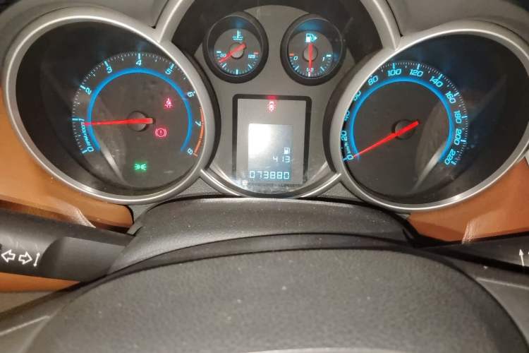 Used Chevrolet Cruze 2013 1.6L SE MT Odometer Close Up