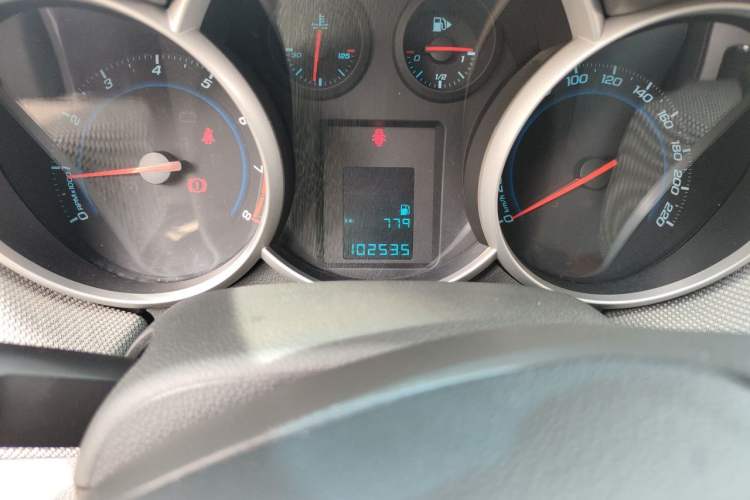 Used Chevrolet Cruze 2013 1.6L SE MT Odometer Close Up