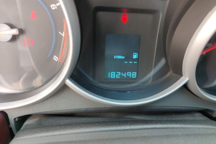 Used Chevrolet Cruze 2013 1.6L SL MT Odometer Close Up