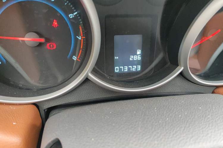 Used Chevrolet Cruze 2013 1.6L SE MT Odometer Close Up