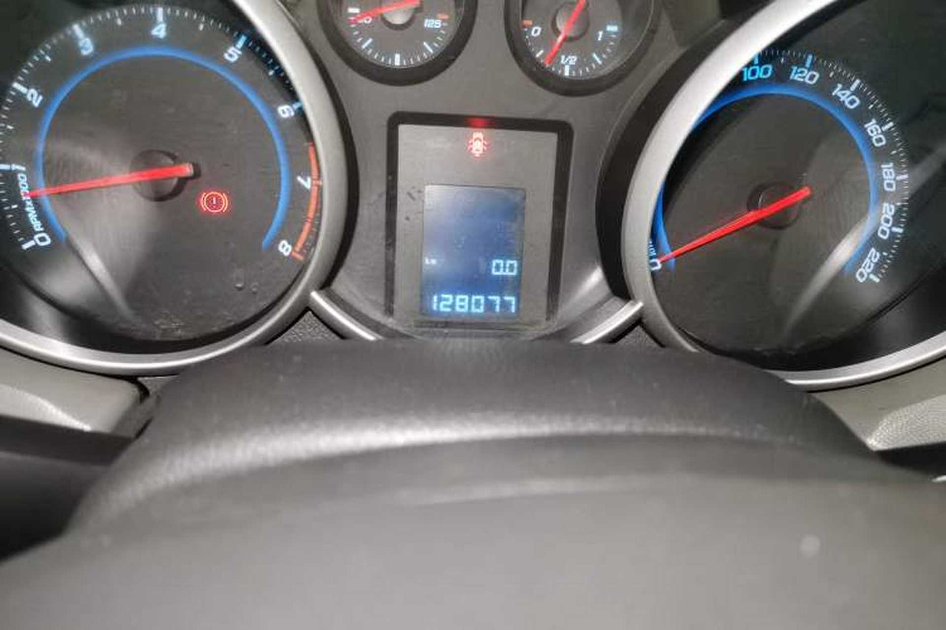 Used Chevrolet Cruze 2013 1.6L SL Sunroof Edition MT Odometer Close Up