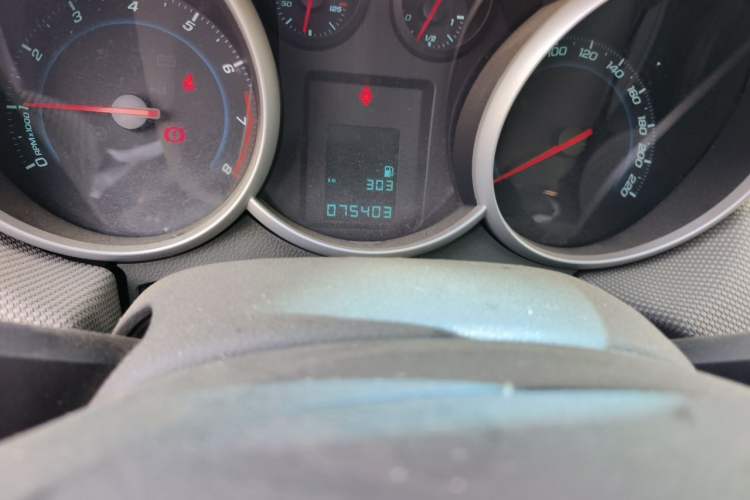 Used Chevrolet Cruze 2013 1.6L SE MT Odometer Close Up