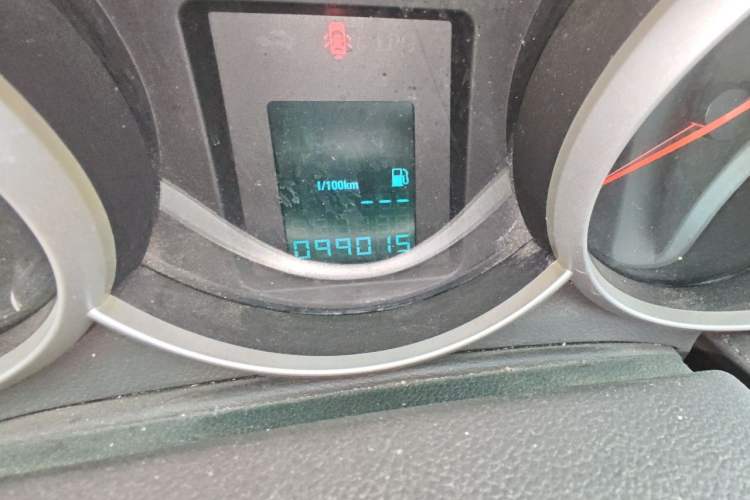 Used Chevrolet Cruze 2013 1.6L SE MT Odometer Close Up