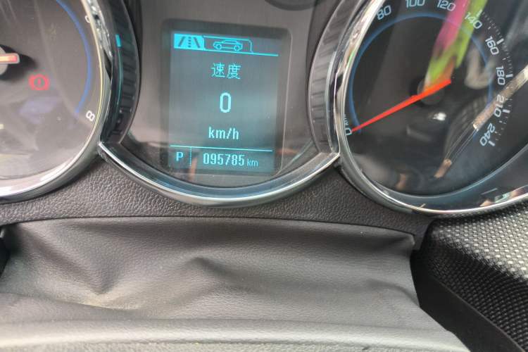 Used Chevrolet Cruze 2013 Hatchback 1.6T Automatic Flagship Model Odometer Close Up