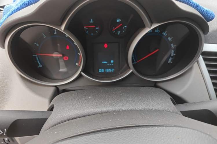 Used Chevrolet Cruze 2013 1.6L SL MT Odometer Close Up