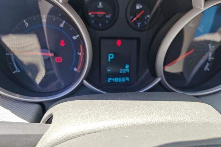Used Chevrolet Cruze 2013 1.8L SE AT Odometer Close Up