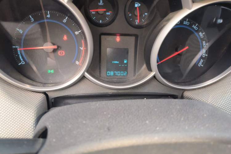 Used Chevrolet Cruze 2013 1.6L SE MT Odometer Close Up