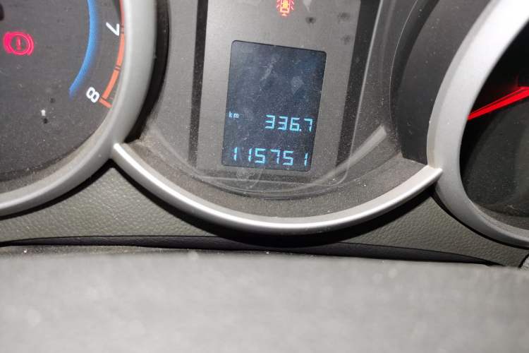 Used Chevrolet Cruze 2013 1.6L SE MT Odometer Close Up