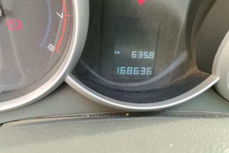 Used Chevrolet Cruze 2013 1.6L SL MT Odometer Close Up