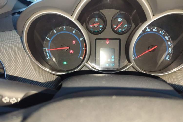 Used Chevrolet Cruze 2013 1.6L SE MT Odometer Close Up