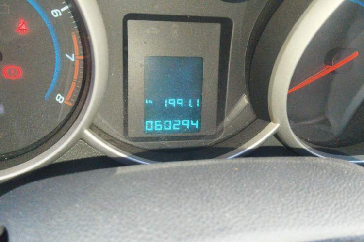 Used Chevrolet Cruze 2013 1.6L SL Sunroof Edition MT Odometer Close Up