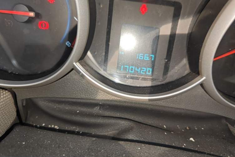 Used Chevrolet Cruze 2013 1.6L SE MT Odometer Close Up