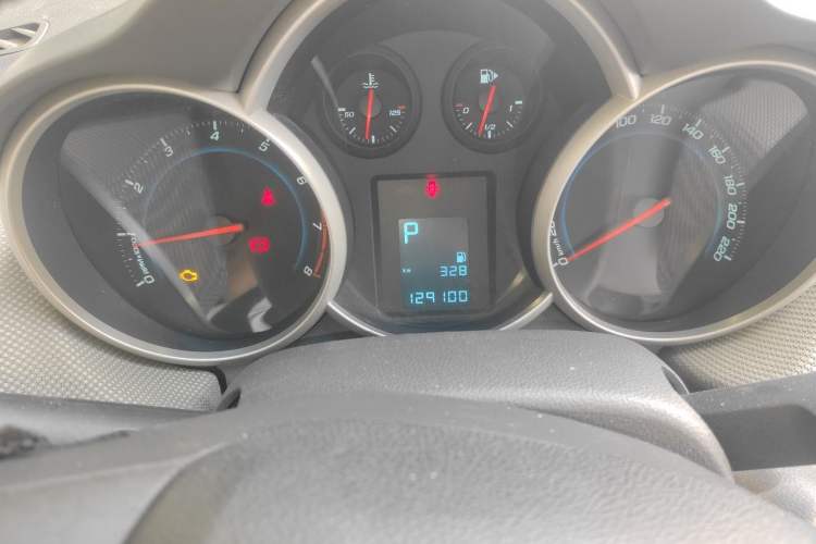 Used Chevrolet Cruze 2013 1.8L SE AT Odometer Close Up