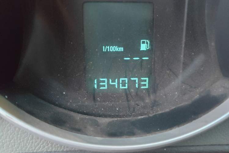 Used Chevrolet Cruze 2013 1.6L SE MT Odometer Close Up