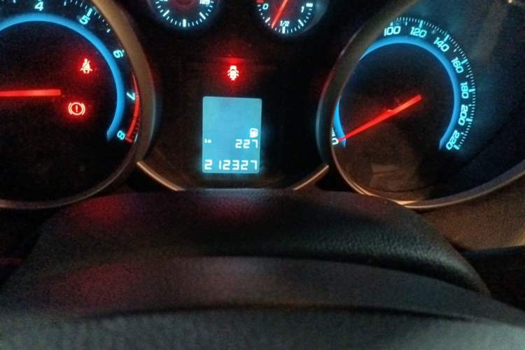 Used Chevrolet Cruze 2013 1.6L SL MT Odometer Close Up