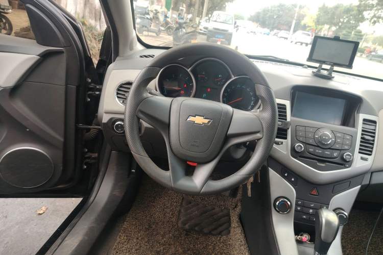 Used Chevrolet Cruze 2013 1.6L SE AT Steering Wheel