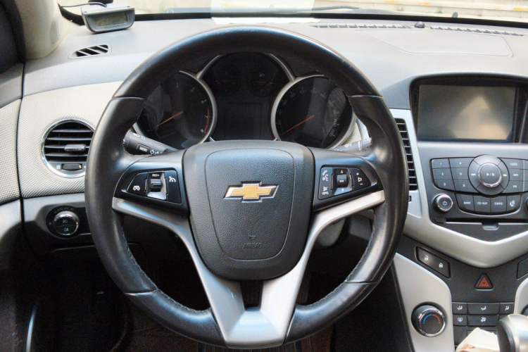 Used Chevrolet Cruze 2013 1.6L SE AT Steering Wheel