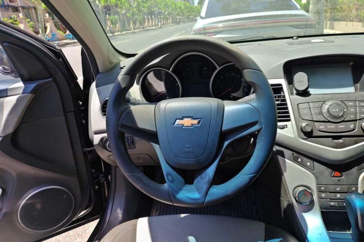 Used Chevrolet Cruze 2013 1.8L SE AT Steering Wheel