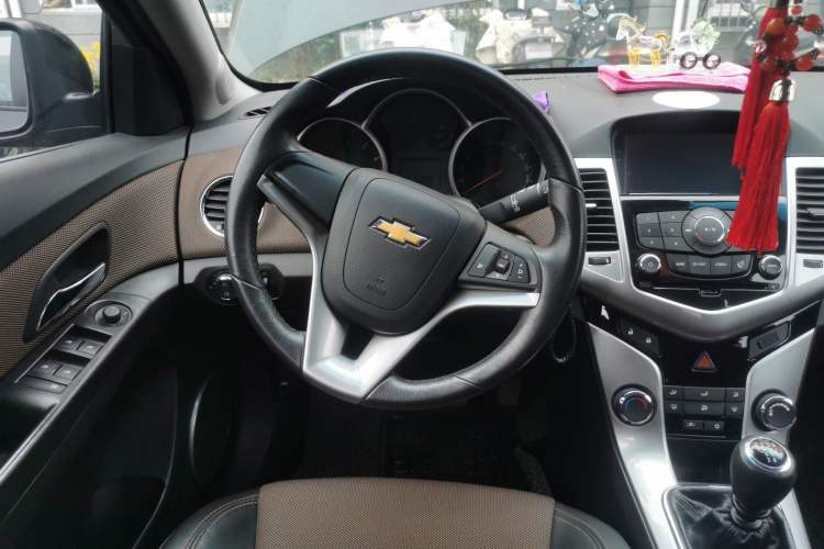 Used Chevrolet Cruze 2013 Hatchback 1.6L Manual Luxury Model Steering Wheel