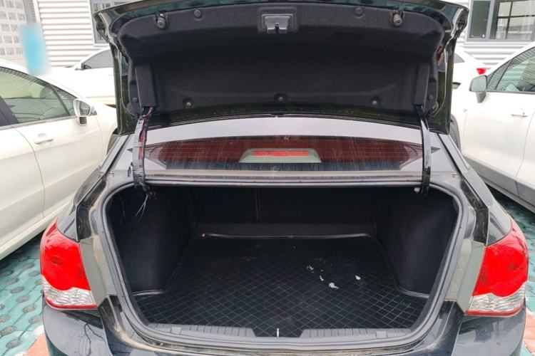 Used Chevrolet Cruze 2013 1.8L SE AT Trunk