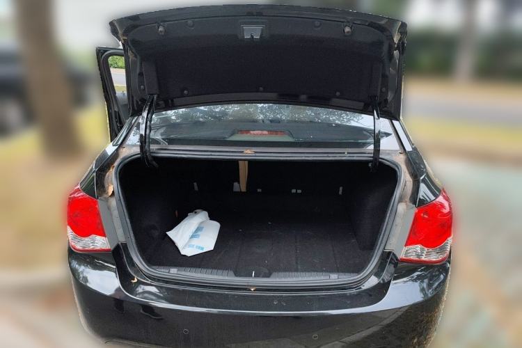 Used Chevrolet Cruze 2013 1.6L SE MT Trunk