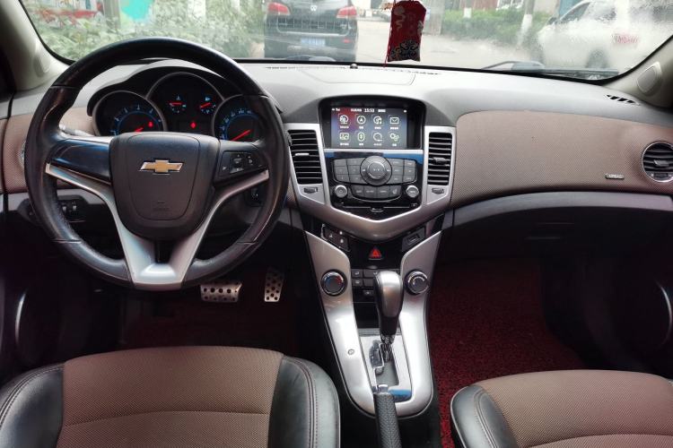 Used Chevrolet Cruze 2013 Hatchback 1.6L Automatic Luxury Model Center Console