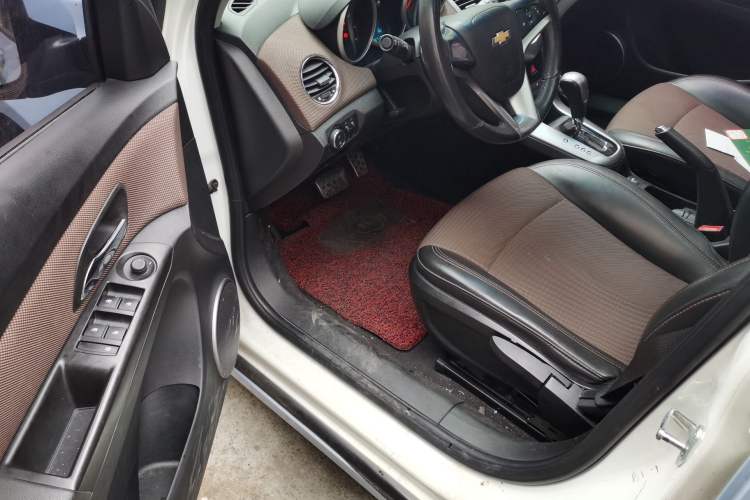 Used Chevrolet Cruze 2013 Hatchback 1.6L Automatic Luxury Model Driver Seat
