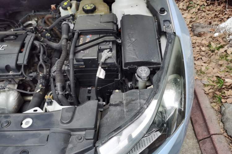 Used Chevrolet Cruze 2013 Hatchback 1.6L Automatic Luxury Model Engine Bay Left