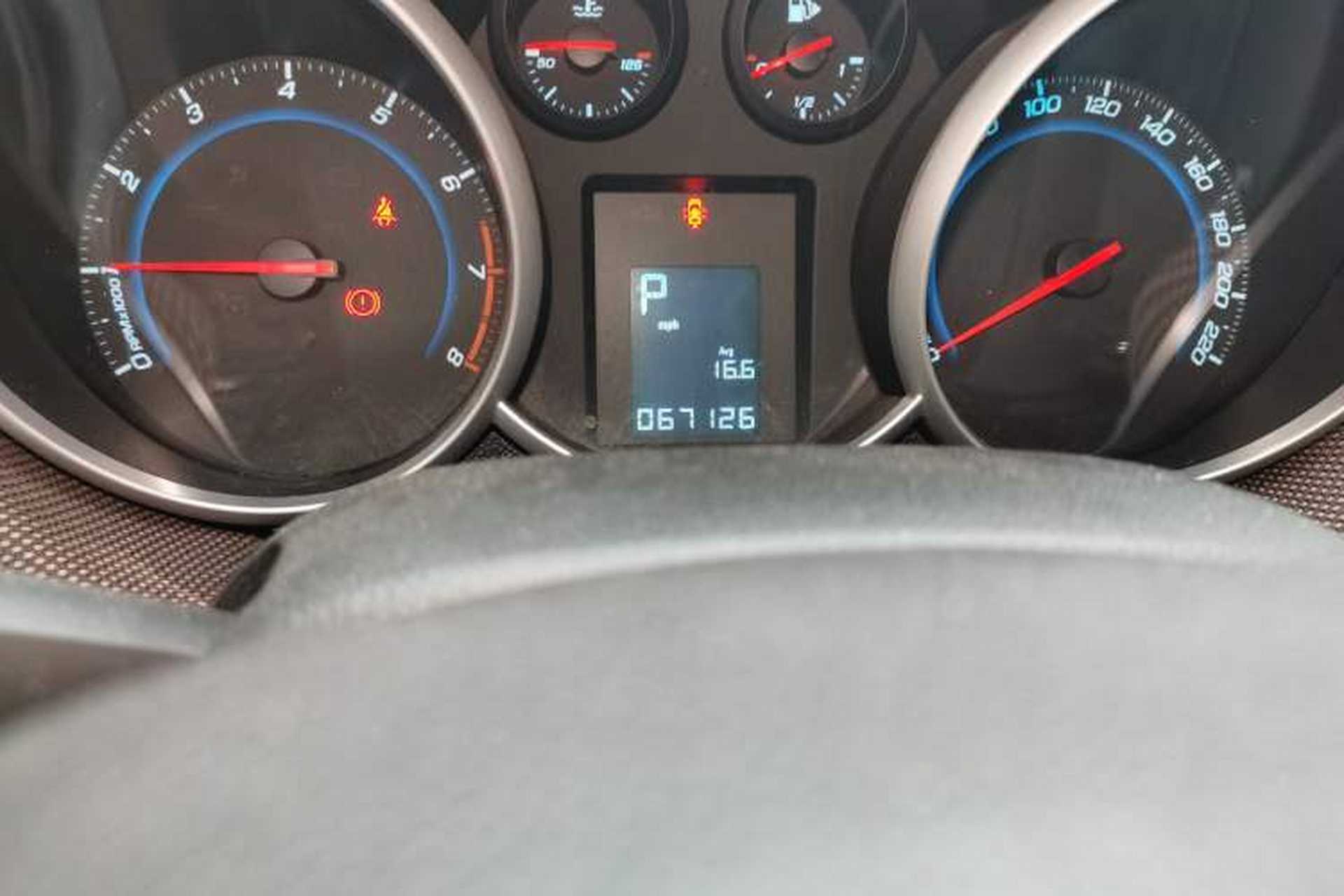 Used Chevrolet Cruze 2013 Hatchback 1.6L Automatic Luxury Model Odometer Close Up