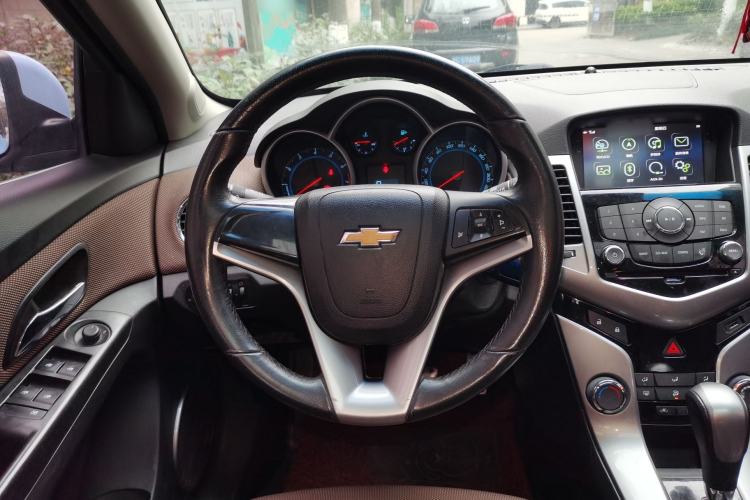 Used Chevrolet Cruze 2013 Hatchback 1.6L Automatic Luxury Model Steering Wheel