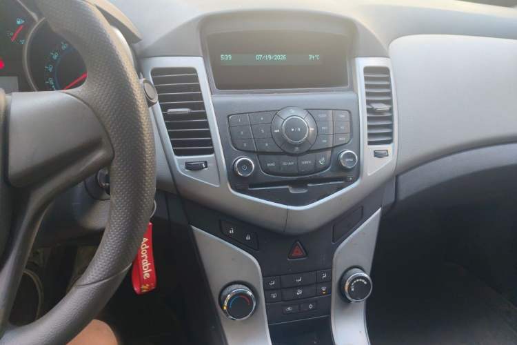 Used Chevrolet Cruze 2013 1.6L SL MT Audio And AC Panel