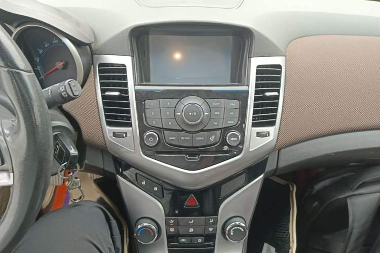Used Chevrolet Cruze 2013 Hatchback 1.6L Manual Luxury Model Audio And AC Panel