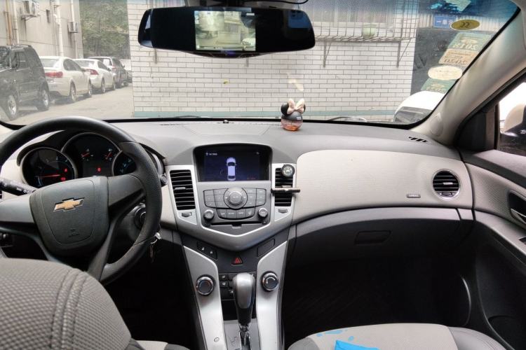 Used Chevrolet Cruze 2013 1.8L SE AT Center Console