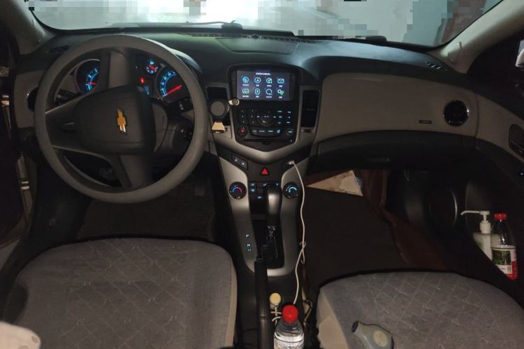 Used Chevrolet Cruze 2013 1.8L SE AT Center Console