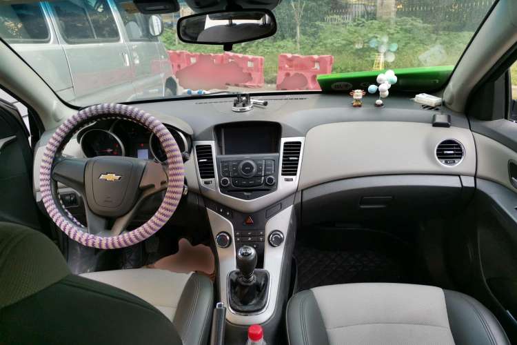 Used Chevrolet Cruze 2013 1.6L SL Grand Edition Manual Transmission Center Console