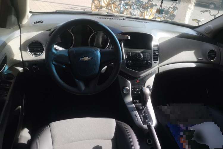 Used Chevrolet Cruze 2013 1.8L SE AT Center Console