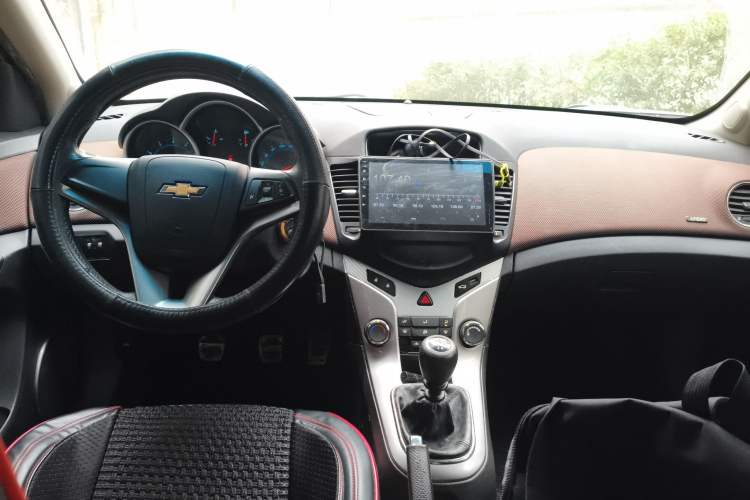 Used Chevrolet Cruze 2013 Hatchback 1.6L Manual Luxury Model Center Console