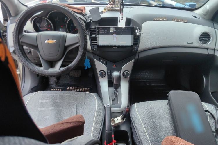 Used Chevrolet Cruze 2013 1.8L SE AT Center Console