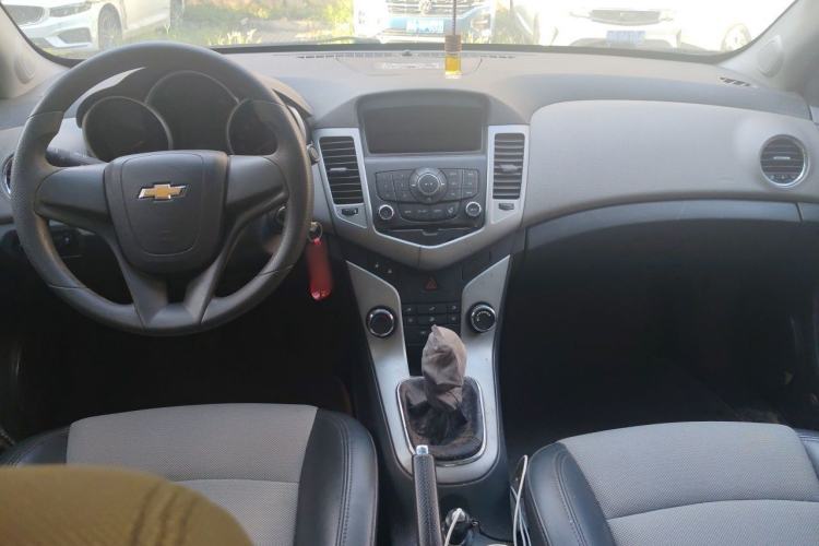 Used Chevrolet Cruze 2013 1.6L SL MT Center Console