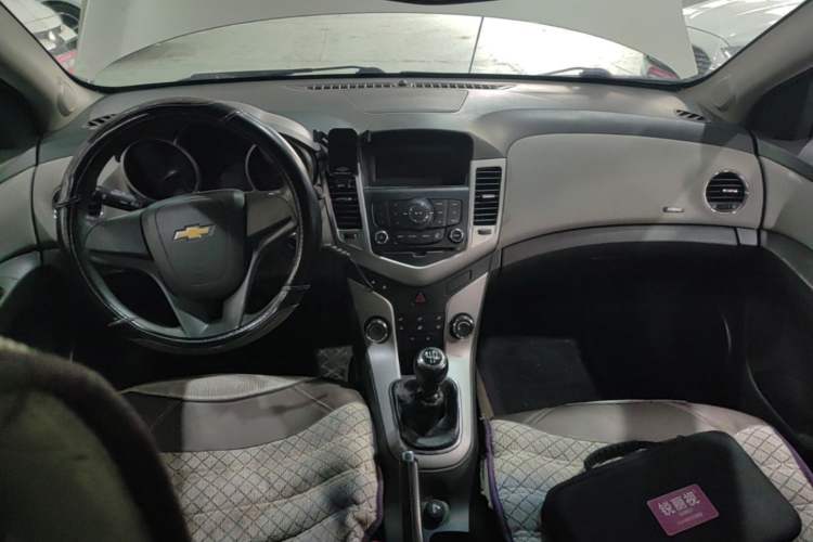 Used Chevrolet Cruze 2013 1.6L SE MT Center Console