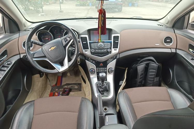 Used Chevrolet Cruze 2013 Hatchback 1.6L Manual Luxury Model Center Console