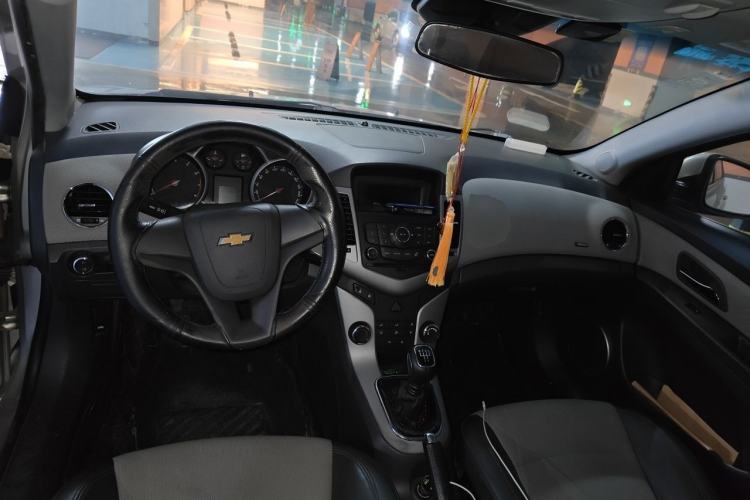 Used Chevrolet Cruze 2013 1.6L SL Sunroof Edition MT Center Console