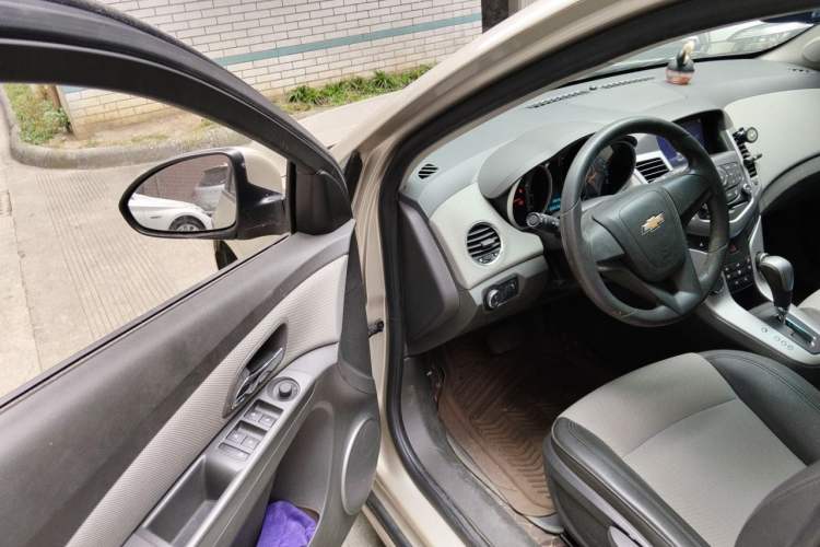 Used Chevrolet Cruze 2013 1.8L SE AT Driver Seat