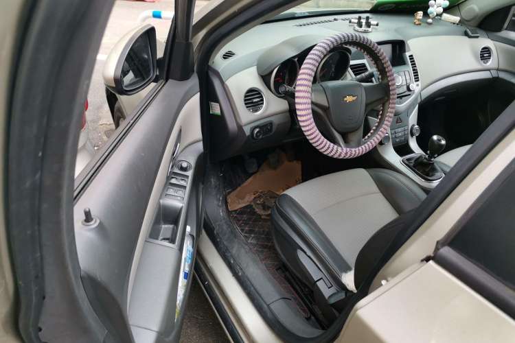 Used Chevrolet Cruze 2013 1.6L SL Grand Edition Manual Transmission Driver Seat