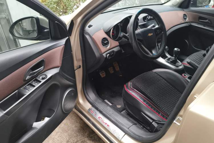 Used Chevrolet Cruze 2013 Hatchback 1.6L Manual Luxury Model Driver Seat